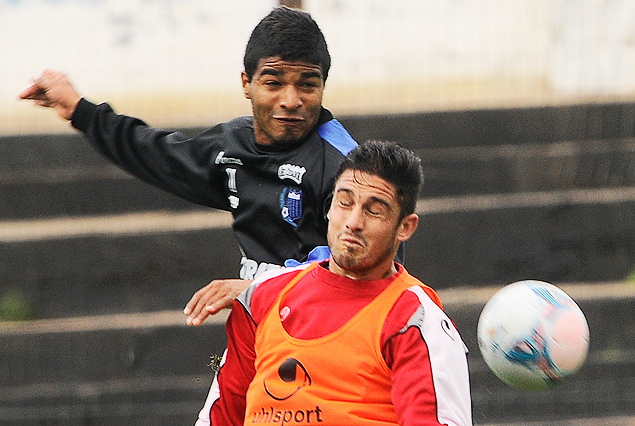 Rodrigo Aguirre supera a Darío Flores en el juego aéreo.
