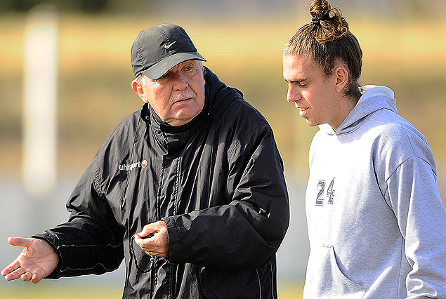 El Dr. Raúl Möller asumió en El Tanque Sisley, en la práctica hablando con Danilo Asconeguy.