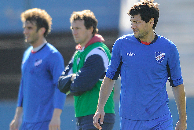 Iván Alonso, el técnico Rodolfo Arruabarrena e Ignacio González, durante la práctica de fútbol de los titulares albos ante el equipo de Tercera División. 