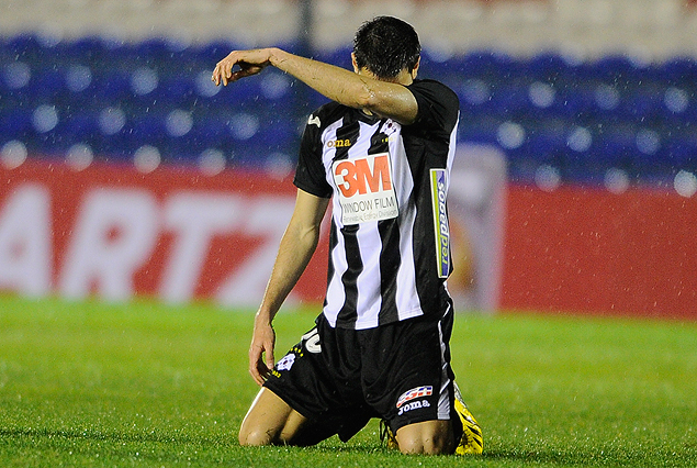 Rodrigo Pastorini de rodillas es la imagen de la derrota. Wanderers con un pie afuera de la Copa Total Sudamericana.