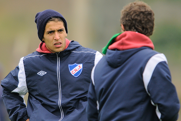 Nicolás Prieto dialoga con Rodolfo Arruabarrena. Volvió a estar en el equipo titular que trabajó el viernes por la mañana en Los Céspedes.