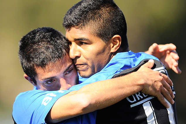 El abrazo de la dupla que generó el gol del triunfo negriazul: Miguel Puglia y Rodrigo Aguirre. 