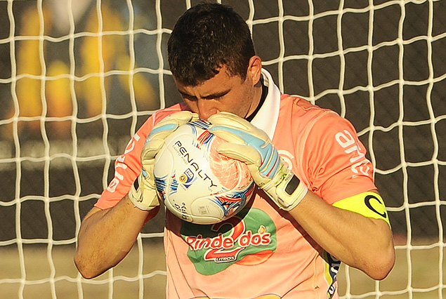 Guillermo Reyes se adueñó del sábado en el Estadio Centenario atajando y generando el tercer gol desde el saque de arco. 
