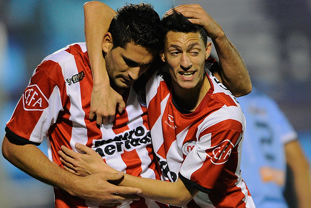 Sebastián Taborda y Bruno Montelongo en el abrazo de la victoria. River Plate goleó y avanzó a la segunda fase de la Copa Total Sudamericana.
