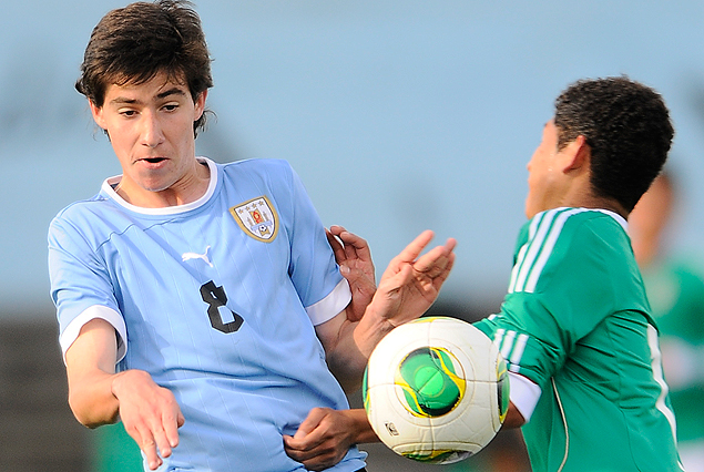 Rodrigo Medina Ancheta maniobra ante la marca rival. Apellido con estirpe de fútbol. Nieto de Atilio Ancheta. 