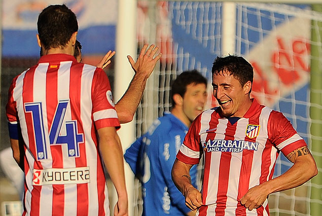 Cristian "Cebolla" Rodríguez y el brasileño Leo Baptistao en pleno festejo, Jorge Bava observa desconsolado.