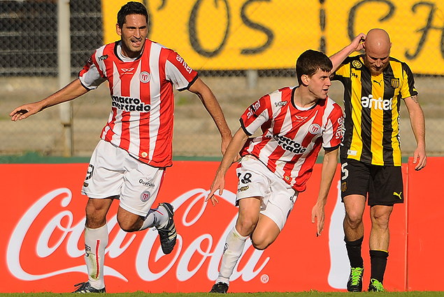 El festejo darsenero en el gol de Leandro Rodríguez de cabeza, Marcel Novick lo sufre y Sebastián Taborda celebra. 