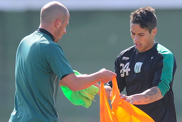 Enzo Ruiz en la variante de lateral izquierdo del viernes en la práctica de Racing mientras esperan el TMS.