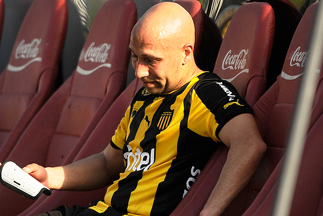 Baltasar Silva en el banco de suplentes por la torcedura de tobillo que lo obligó a salir antes del final de la primera parte. 