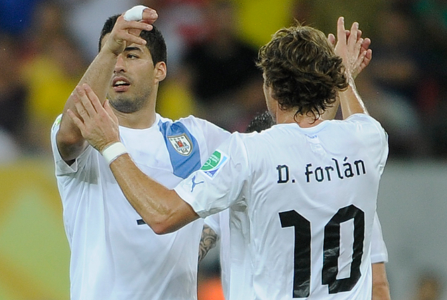 Luis Suárez y Diego Forlán, máximos goleadores de la selección uruguaya.
