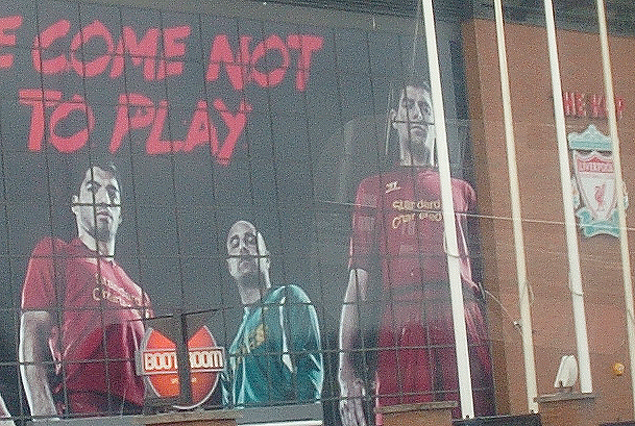 Luis Suárez con la camiseta del Liverpool en la marquesina principal del estadio Anfield Road.