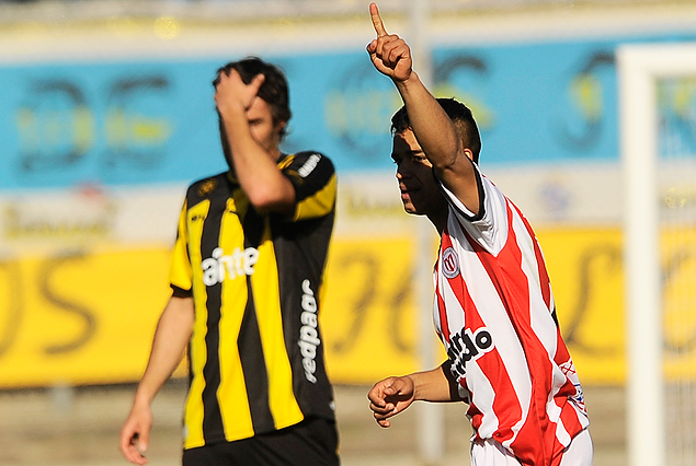 Cristian Techera en la imagen de la alegría del golazo y Gonzalo Viera en la cara de la desilusión.