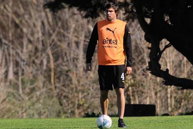Gonzalo Viera trabajó en cancha en franca recuperación del corte en un tobillo. 