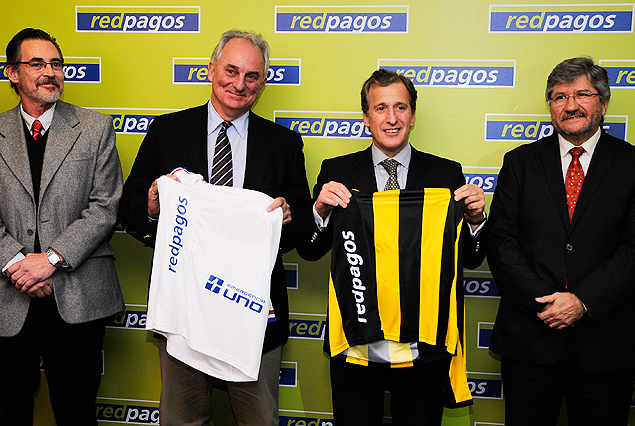 Daniel Bascou, gerente general de Redpagos, Ec. Eduardo Ache, presidente de Nacional, Juan Pedro Damiani, presidente de Peñarol y Bernardo Leis, presidente de Redpagos.