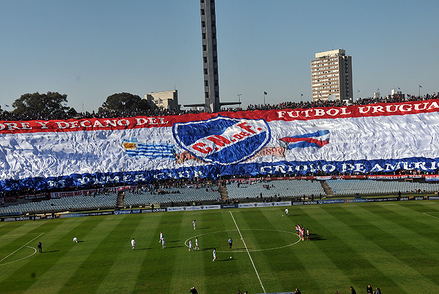 La bandera más grande del mundo a pleno en tarde de fiesta en el Estadio Centenario