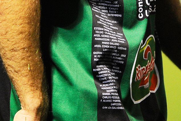 La camiseta del debut copero con los nombres de los socios e hinchas fusionados. 