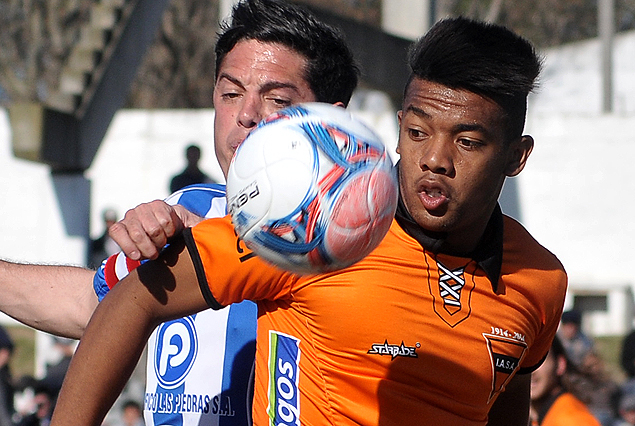 Sebastián González al ataque seguido por Alejandro Reyes; el delantero de la IASA convirtió el segundo gol.