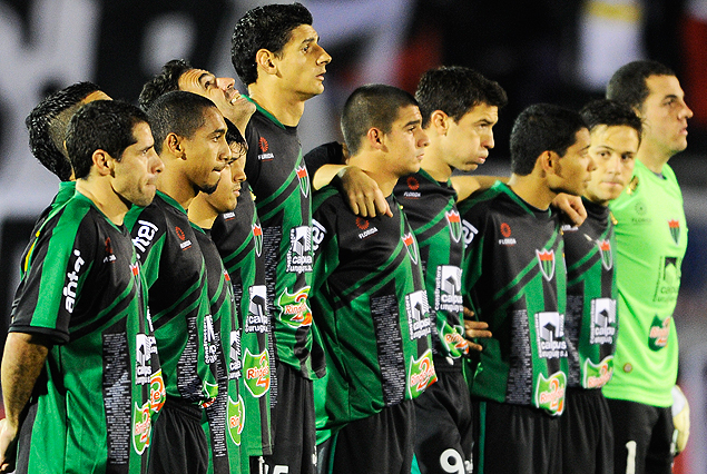 Los jugadores de El Tanque Sisley, abrazados en el minuto de silencio en homenaje al ecuatoriano Benítez.