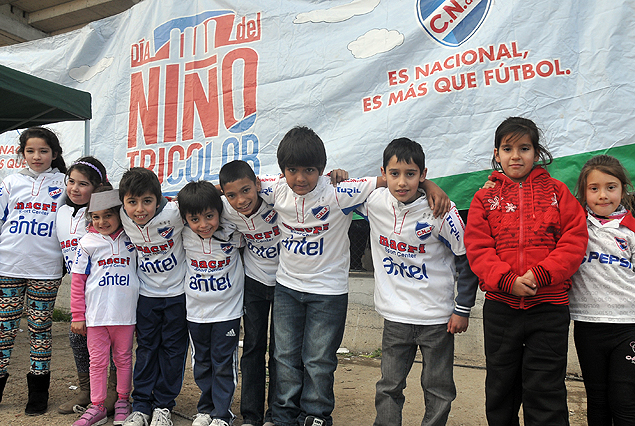 Los niños tricolores festejando su día en el Gran Parque Central. 