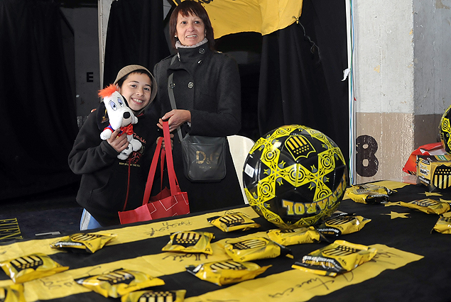 Peñarol festejó el día del niño en el Palacio y recibió juguetes destinados a la gran obra de Aldeas Infantiles.