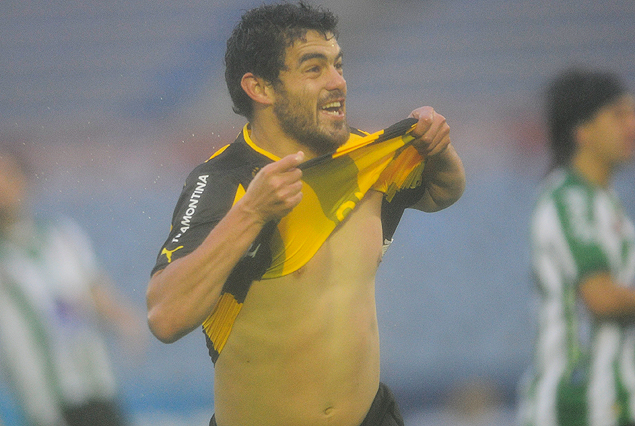 Luis Aguiar en el festejo del tercer gol y el gesto de la camiseta a la tribuna. 