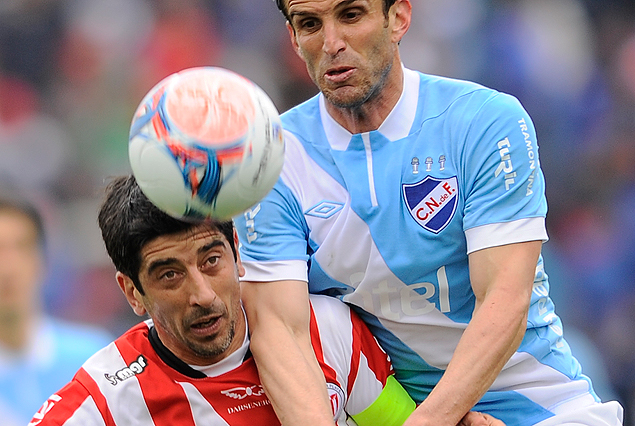 Iván Alonso con todo al ataque, colgado del hombro de "Kily" González. 