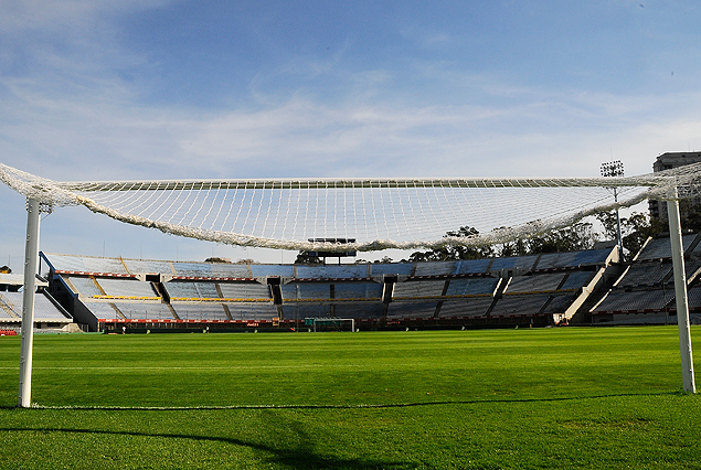 La red a punto de ser colgada en el arco de la Tribuna Amsterdam. 