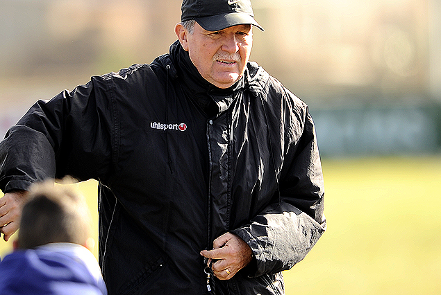 Dr. Raúl Moller, entrenador de El Tanque Sisley. 