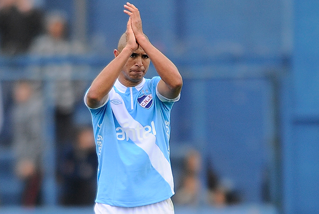 Diego Arismendi retribute el aplauso con el que lo premiaron los parciales tricolores por  su enorme entrega en el mediocampo.