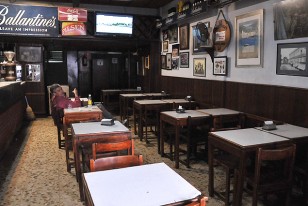 El Bar Arocena, otro típico boliche que se apronta para el partido.