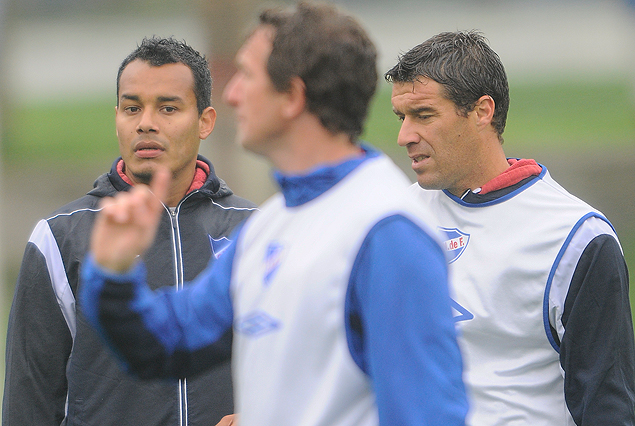 Arruabarrena ordena el trabajo. Ismael Benegas titular y Andrés Scotti con el chaleco blanco con los suplentes. 