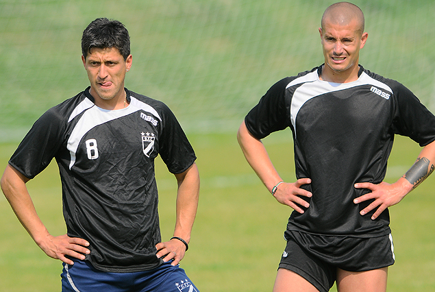 Fabián Canobbio y Pablo Lima en una pose similar: manos en la cintura. Danubio está pronto para enfrentar a Nacional el sábado.