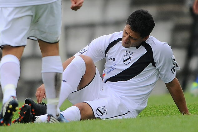 Fabián Canobbio caído en la cancha. Se lesionó el tendón de Aquiles de la pierna derecha.