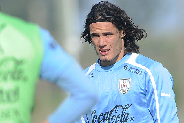 Edinson Cavani, melena al viento corriendo por el complejo.