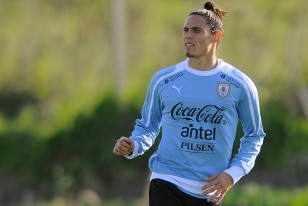 Edinson Cavani, en el entrenamiento del lunes en el complejo. El delantero es carta de triunfo celeste.