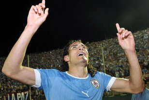 Sensacional gol de Edinson Cavani en jugada notable armada por Uruguay.