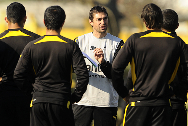 Diego Alonso en charla técnica con el plantel. A partir del lunes comienza a definirse el equipo.