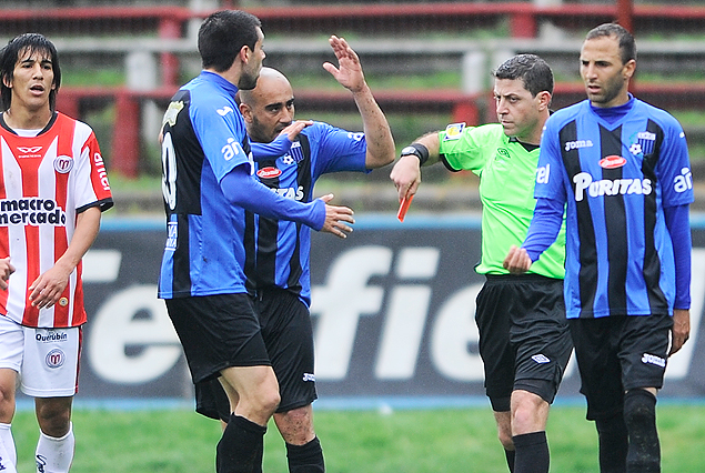 La bronca de Raúl Ferro que fue expulsado a instancias del línea Carlos Changala. 