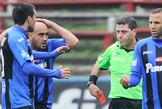 Ferro recibe la tarjeta roja y deja el campo de juego