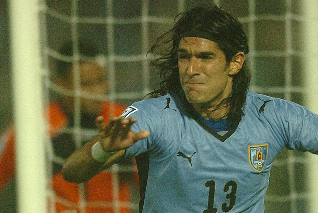 Sebastián Abreu festeja su gol ante Costa Rica. Repesca rumbo al Mundial de Sudáfrica. A partir de allí, van once juegos sin perder en casa.