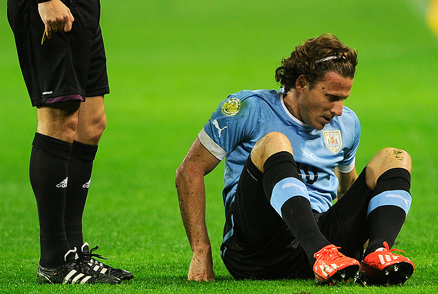 Diego Forlán, dolorido en la cancha, tras sufrir esguince en el cuello del pie derecho. 