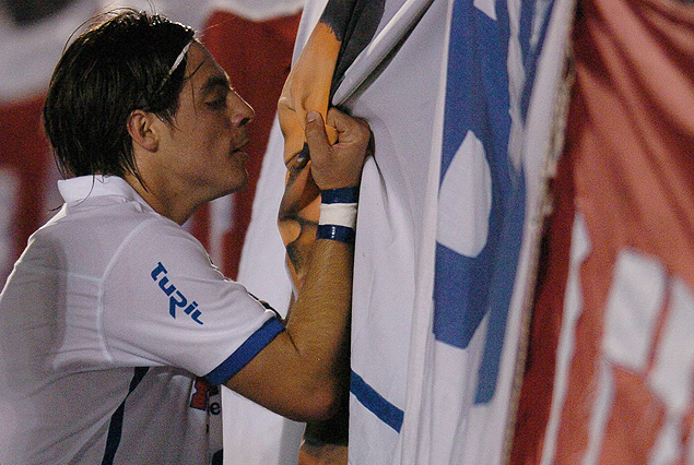 El "Tuna" Bruno Fornarolli, la tarde del del 5:2 en el Parque. Fue el 29 de marzo del 2011, festejó uno de sus goles, besando la bandera del recordado "Oreja" Rodrígez.