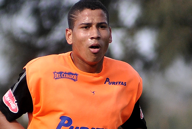 Gonzalo Freitas en el mediocampo de los negriazules. 