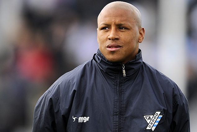 Héctor "Romario" Acuña al ataque en Cerro.