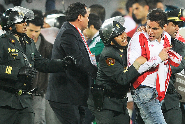 La policía peruana detiene y saca de la cancha a un hincha que había ingresado para agredir al árbitro argentino.