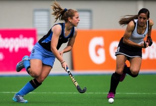 Janine Stanley controla la bocha.