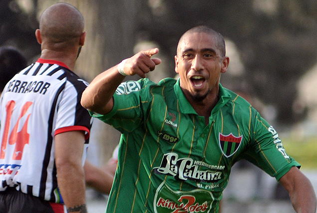Jonathan Iglesias en el grito de gol verdinegro. 