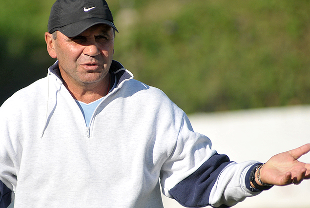 Lorenzo Carrabs define el equipo en la práctica de fútbol del jueves.