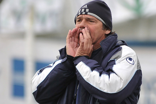 Mario Saralegui en la intensidad del partido dirigiendo a Juventud.