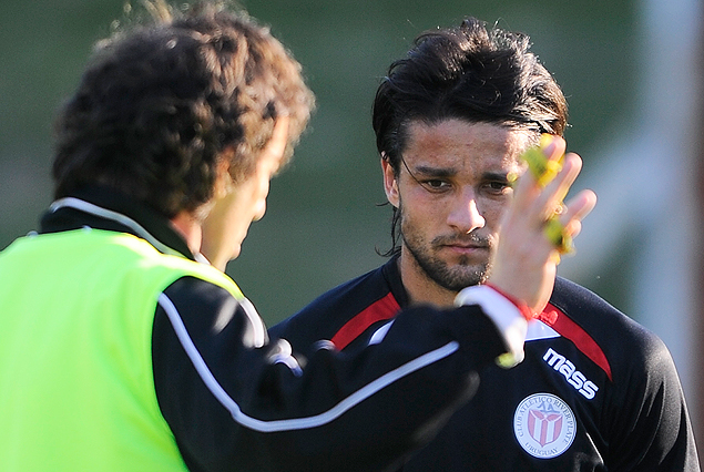 Guillermo Almada mano a mano con el brasileño Gabriel Marques que retorna al mediocampo.